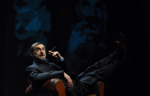 Christophe Malavoy incarne seul un Romain Gary aux facettes multiples. (Raymond Delalande/JDD)